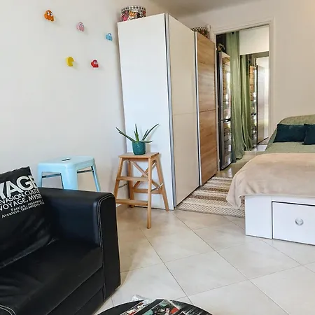ζεστό κοντά στο κέντρο της αθήνας Athens